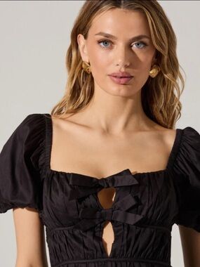 Astr the Label Bow Front Peplum Top